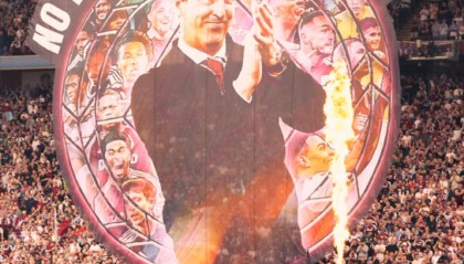 😎维拉赛前打出巨型TIFO致敬主帅埃梅里