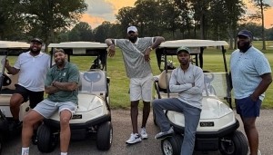 打磨球技詹姆斯转发在家乡阿克伦与好友打高尔夫合影