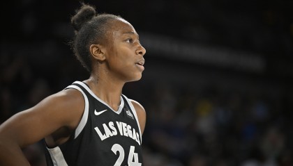 迟迟找不到状态！劳埃德8中1只得3分，场均得分仅为上赛季一半