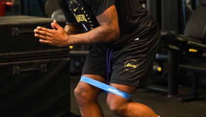 斯玛特积极训练备战新赛季，健康与防守成关键